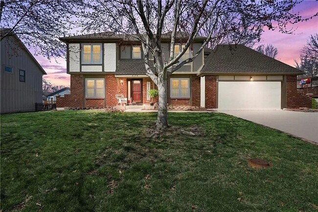 Building Photo - Huge Home in Raintree Lake!!!