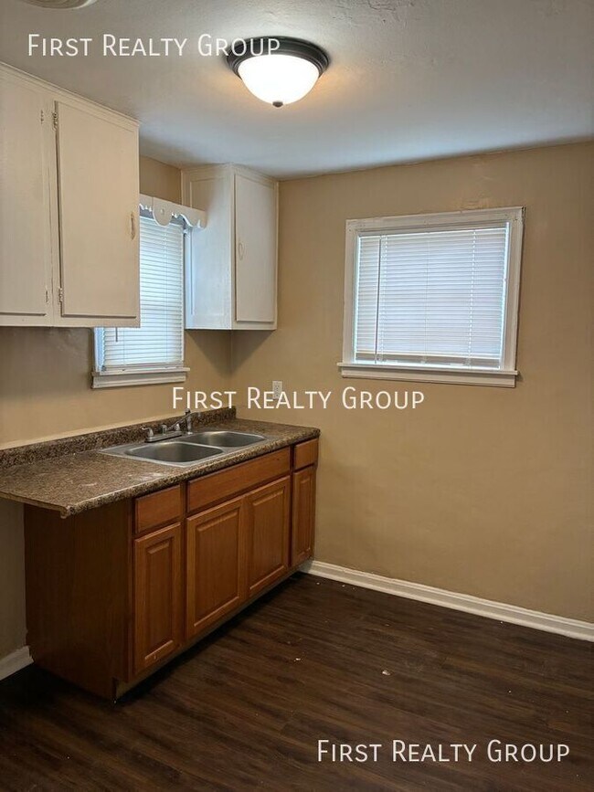 Building Photo - 2924 Preston St