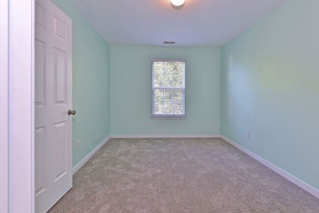 Building Photo - End unit Townhome in Riverwalk Townes