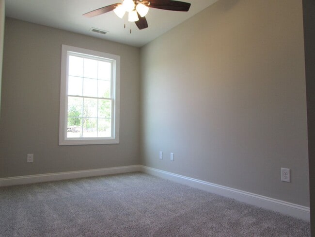 Building Photo - Great 3 Bed/1.5 Bath Home in the Heart of Hickory - Open Floor Plan - Modern Kitchen - Flat Backy...