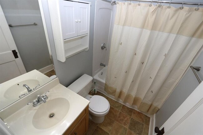 Building Photo - Updated 3 bedroom South Bend, IN Home