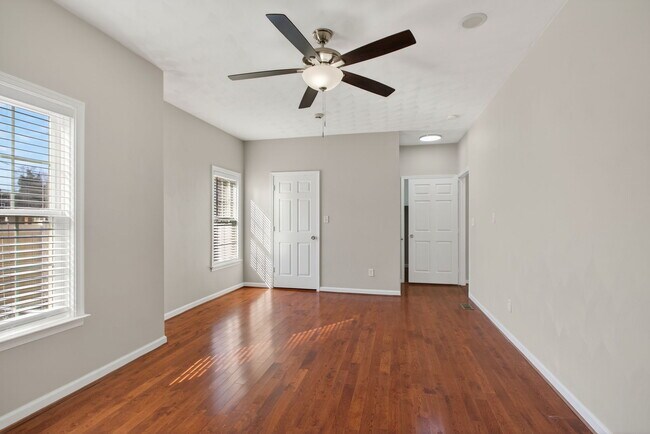 Building Photo - 2818 Tidewater Dr