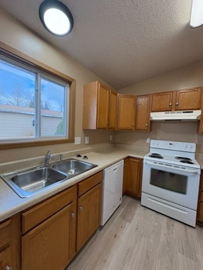 Building Photo - 4 BED | 2 BATH | SINGLE GARAGE | RAPID VALLEY