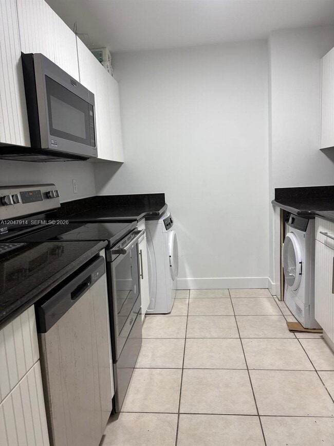 Building Photo - 2080 Greenview Shores Blvd