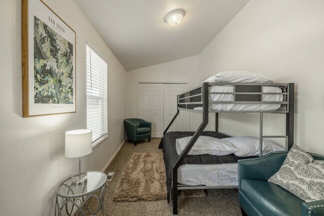 Building Photo - 924 Lowell Ave S