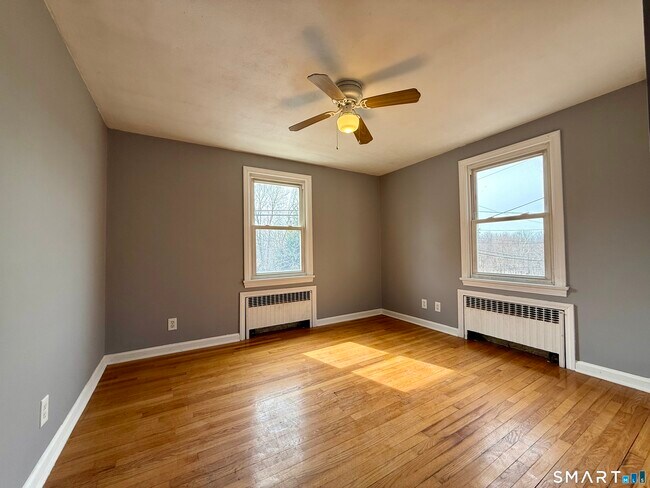 Building Photo - 37 Alexander Ave