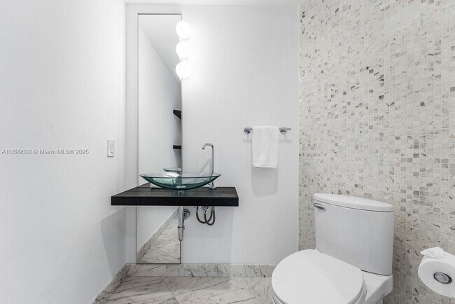 Building Photo - 200 Biscayne Blvd Way