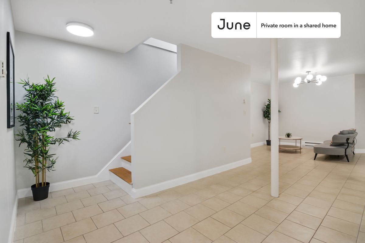 Building Photo - Room in Shared 5 bed/2.5 bath home in Roxbury