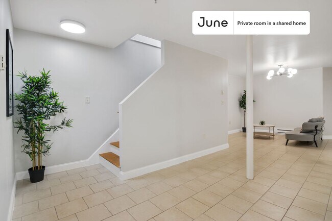 Building Photo - Room in Shared 5 bed/2.5 bath home in Roxbury