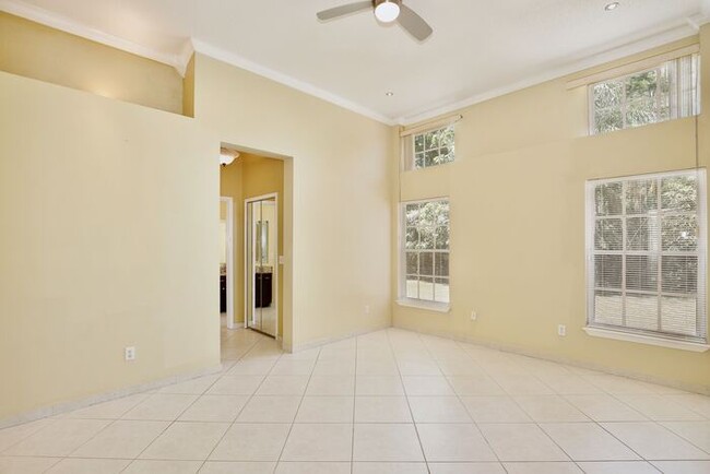Building Photo - Beautiful 3/2 Spacious Home with a 2 Car G...