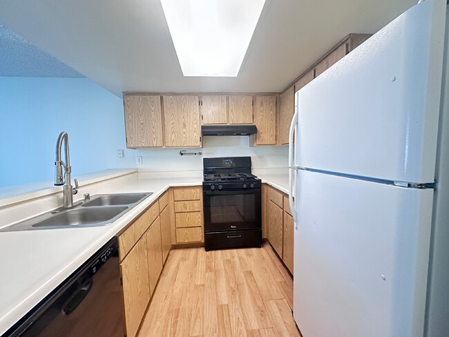 Building Photo - Bright and functional 2-bedroom, 2-bath Condo