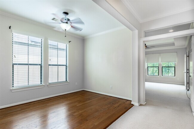 Building Photo - 2923 Royal Oaks Crest