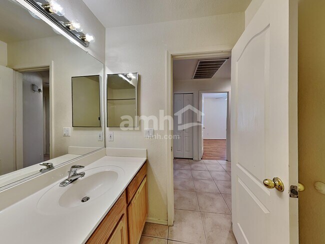 Building Photo - 15905 W Saguaro Ln