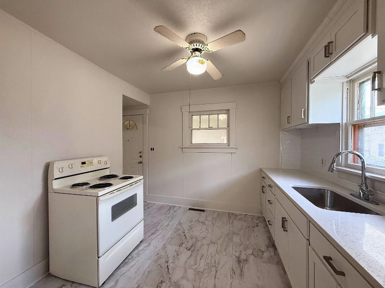 Building Photo - 904 E Ash St