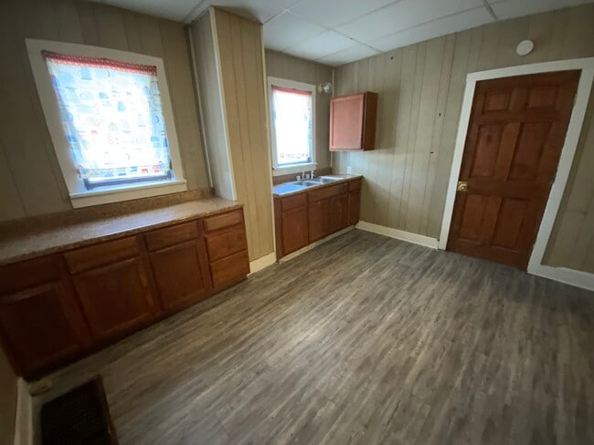 Building Photo - 12 S Beard St