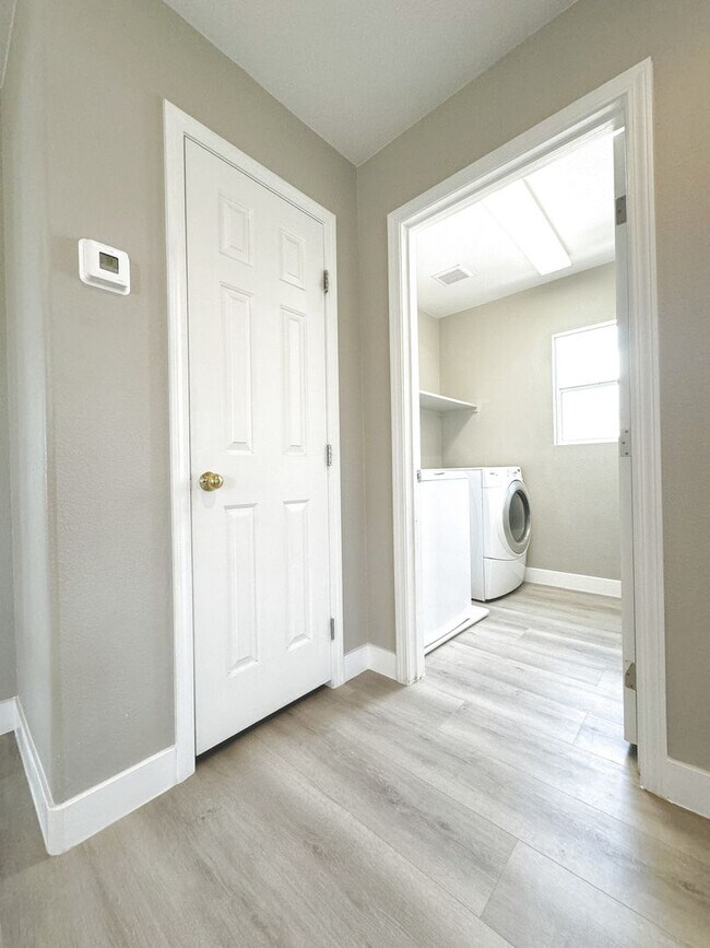 Building Photo - Vaulted Ceiling Home, Gated Community w/ P...