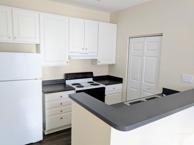 Building Photo - 917 Shearer St