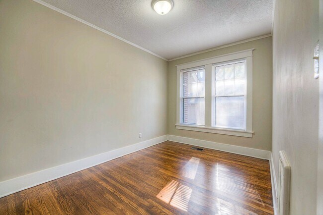 Building Photo - Gorgeous, renovated Midtown 3/1.