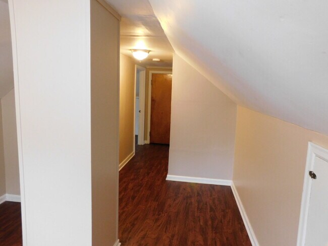 Building Photo - Smartly Located Bungalow in Great Area