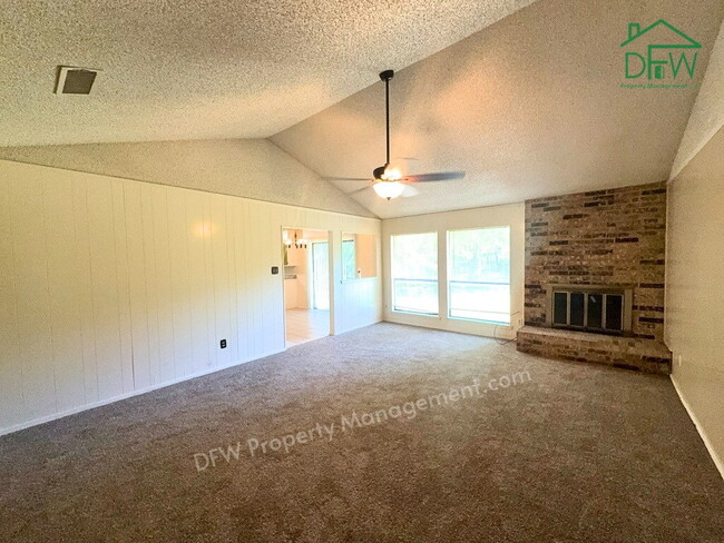 Building Photo - Spacious 3-Bed / 2-Bath Home with Large Fenced Backyard in Quiet Benbrook Neighborhood