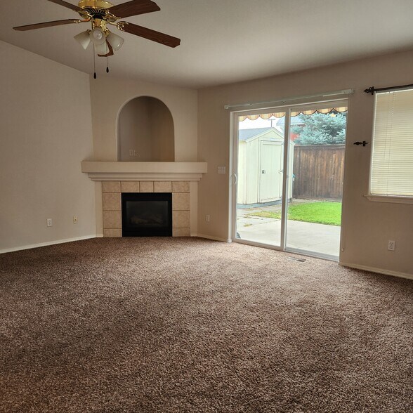 Spacious living room with gas fireplace. - 175 E Jeffrey Pine Ln