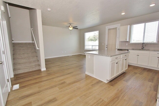 Building Photo - 496 N Tessa Ln