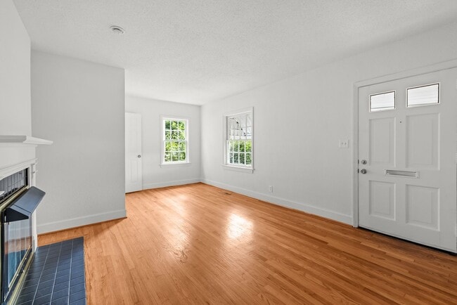 Building Photo - Charming 3 Bedroom 2 Bathroom Bungalow