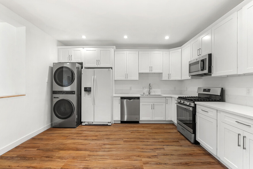 Building Photo - 1301 N Poinsettia Pl