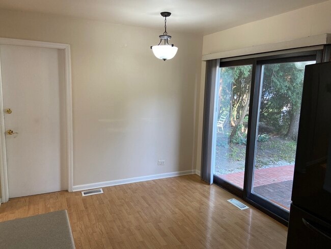 Building Photo - 1055 Stonehedge Dr