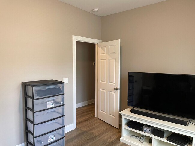 Building Photo - Avaliable October 1st 2025 Unfurnished 3 B...