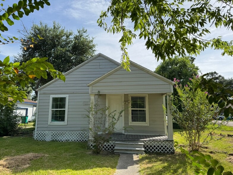 Primary Photo - 702 Rosedale St