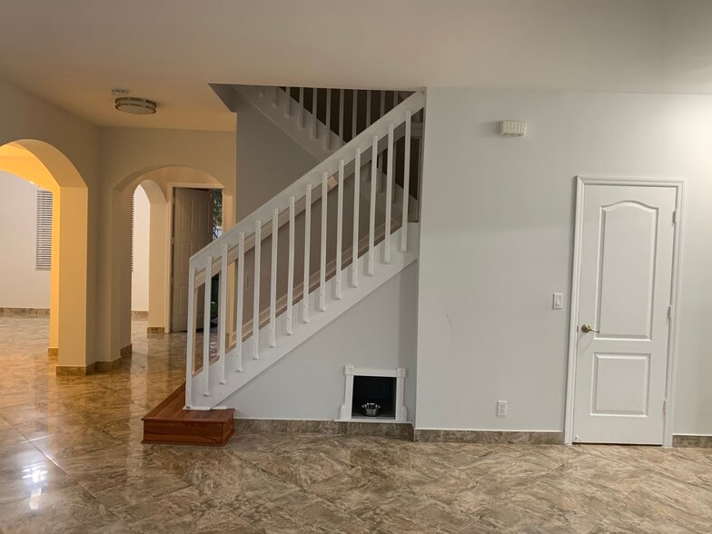 Building Photo - 1530 SW 193rd Ter