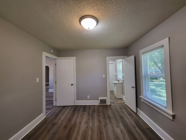 Building Photo - 2 Bedroom, 1 Bathroom home!