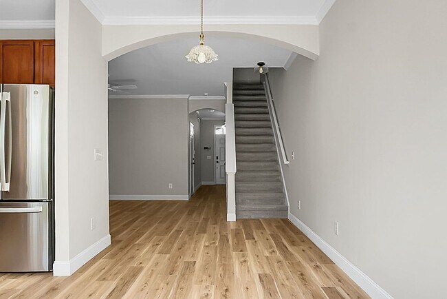 Building Photo - 3 bedroom, 2.5 Townhome