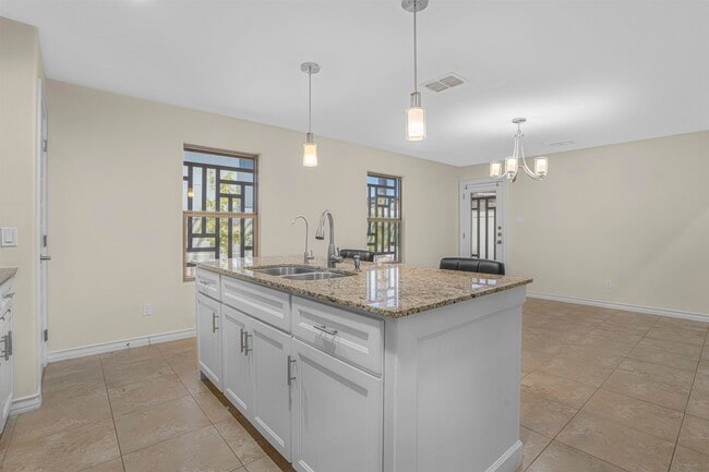 Building Photo - 902 La Rosita