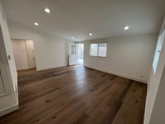 Building Photo - Pierpont Beach House for Lease!