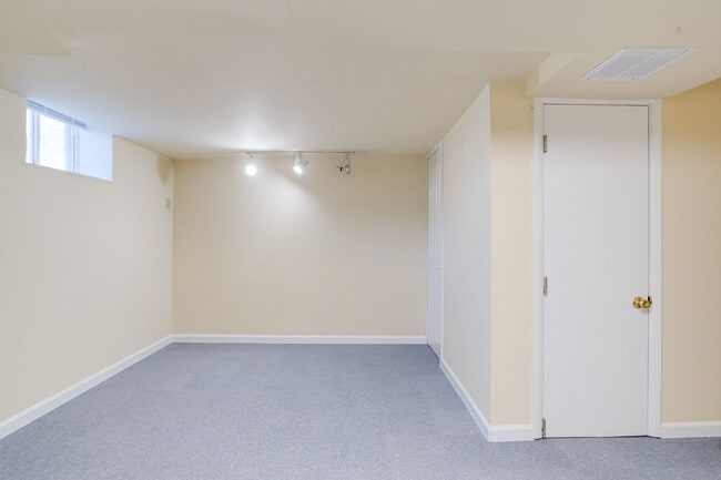 Building Photo - Charming End-Unit Townhome