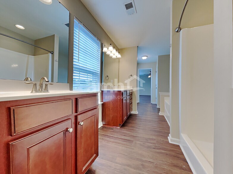 Building Photo - 107 Lacona Ter