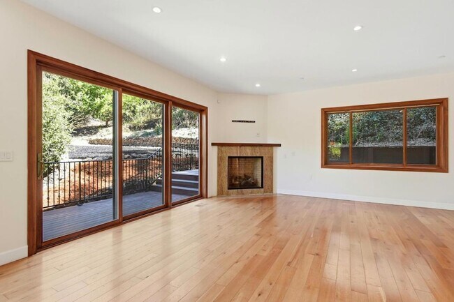 Building Photo - 3911 Pepper Tree Ct