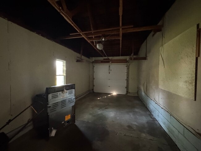 Building Photo - 2 bedroom, 2 bath house located near water...