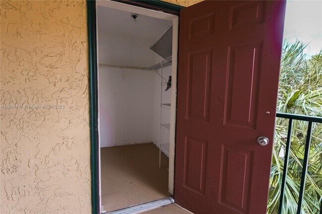 Building Photo - 833 Riverside Dr