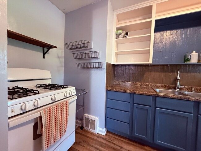 Building Photo - Charming 2 bedroom 1 bath
