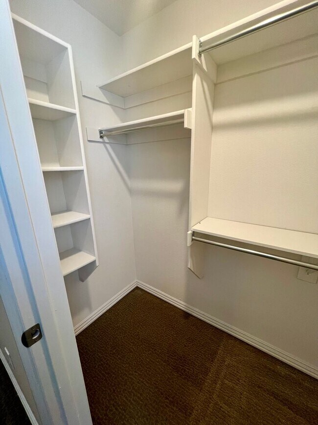 Building Photo - 3B/2.5B Spacious Townhome with Fenced Back...