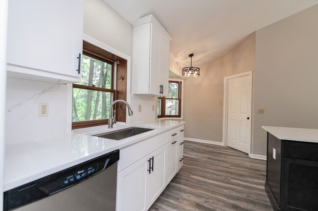 Building Photo - 3 bed 2 bath Home in Lakes of the Four Sea...