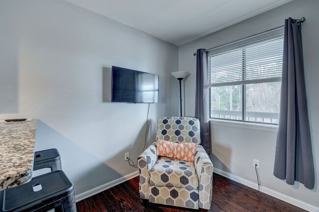 Building Photo - 1 bedroom 1 Bath Beside UNCW