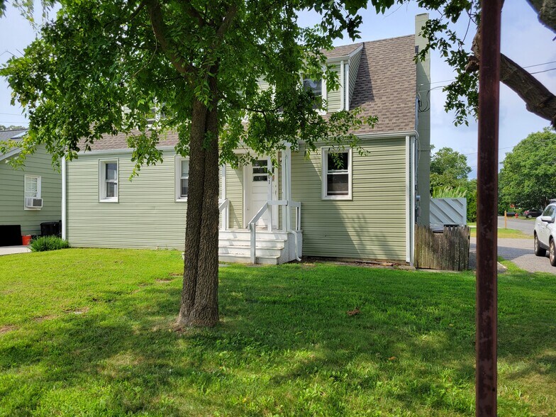 Building Photo - 601 River Ave