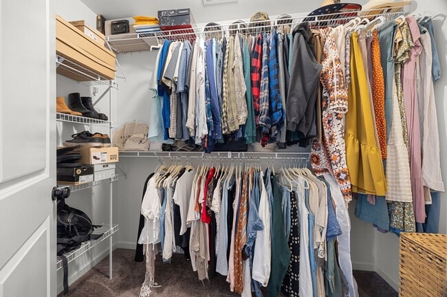 Building Photo - Discover this stunning 3-bedroom, 2.5-bath...