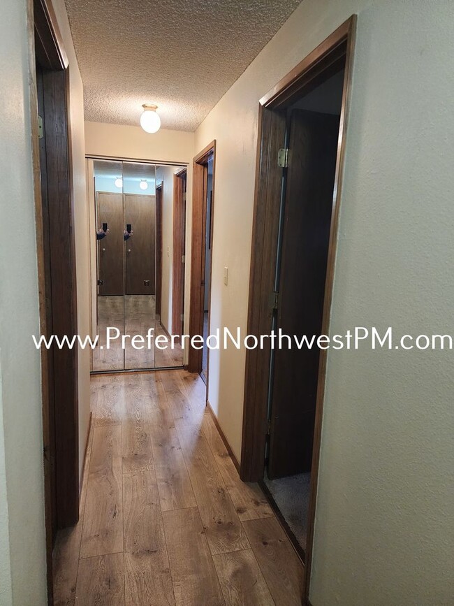 Building Photo - Beautiful 3 Bedroom Home off Garden Way