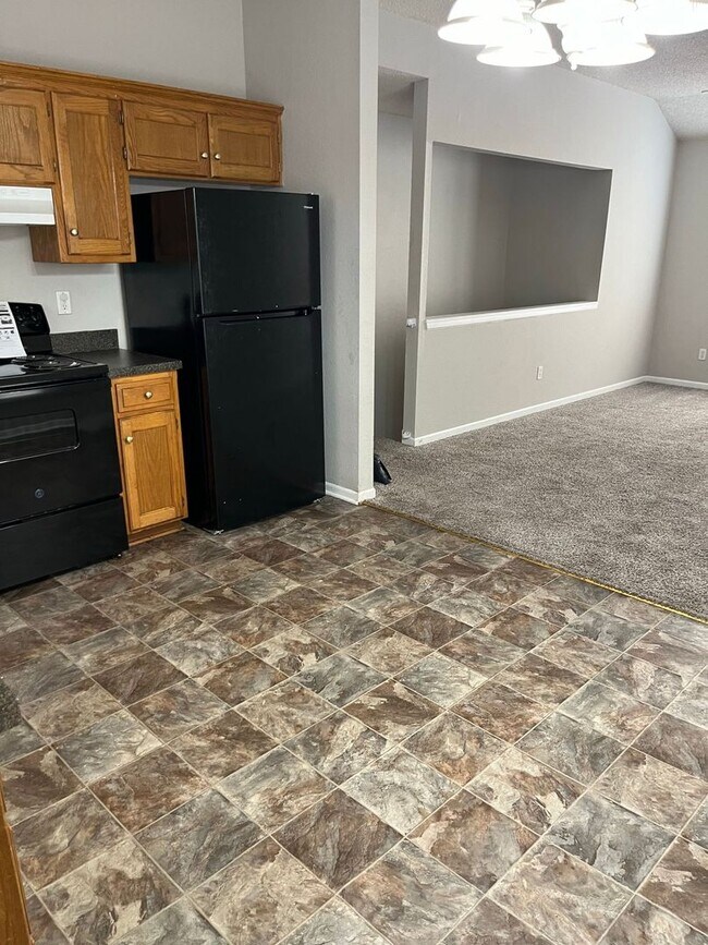 Building Photo - 2-Bedroom, 1.5 Bathroom Duplex with 1 Car ...