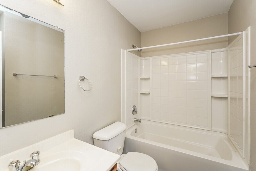 Building Photo - 205 Cres Ridge Dr